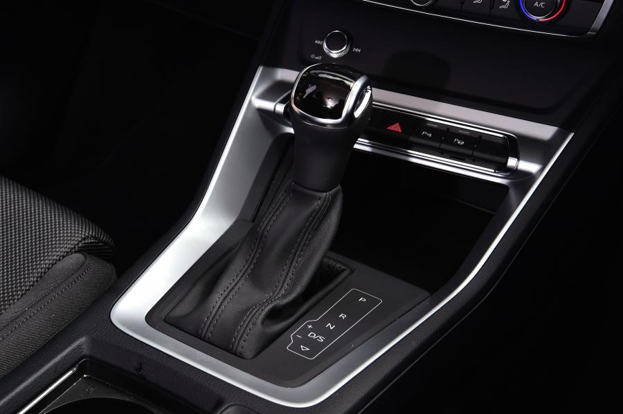 Детали интерьера Audi Q3 40 TDI Quattro Advanced 2018 года  (UK) (фото 4 из 17)